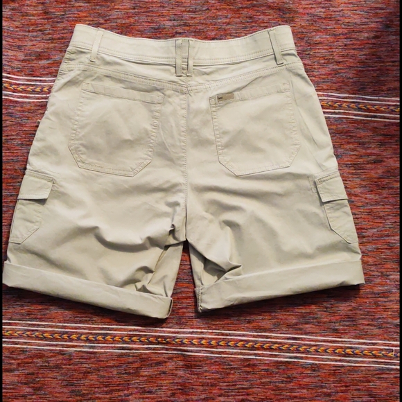 Lee tan cargo style shorts - Picture 3 of 7